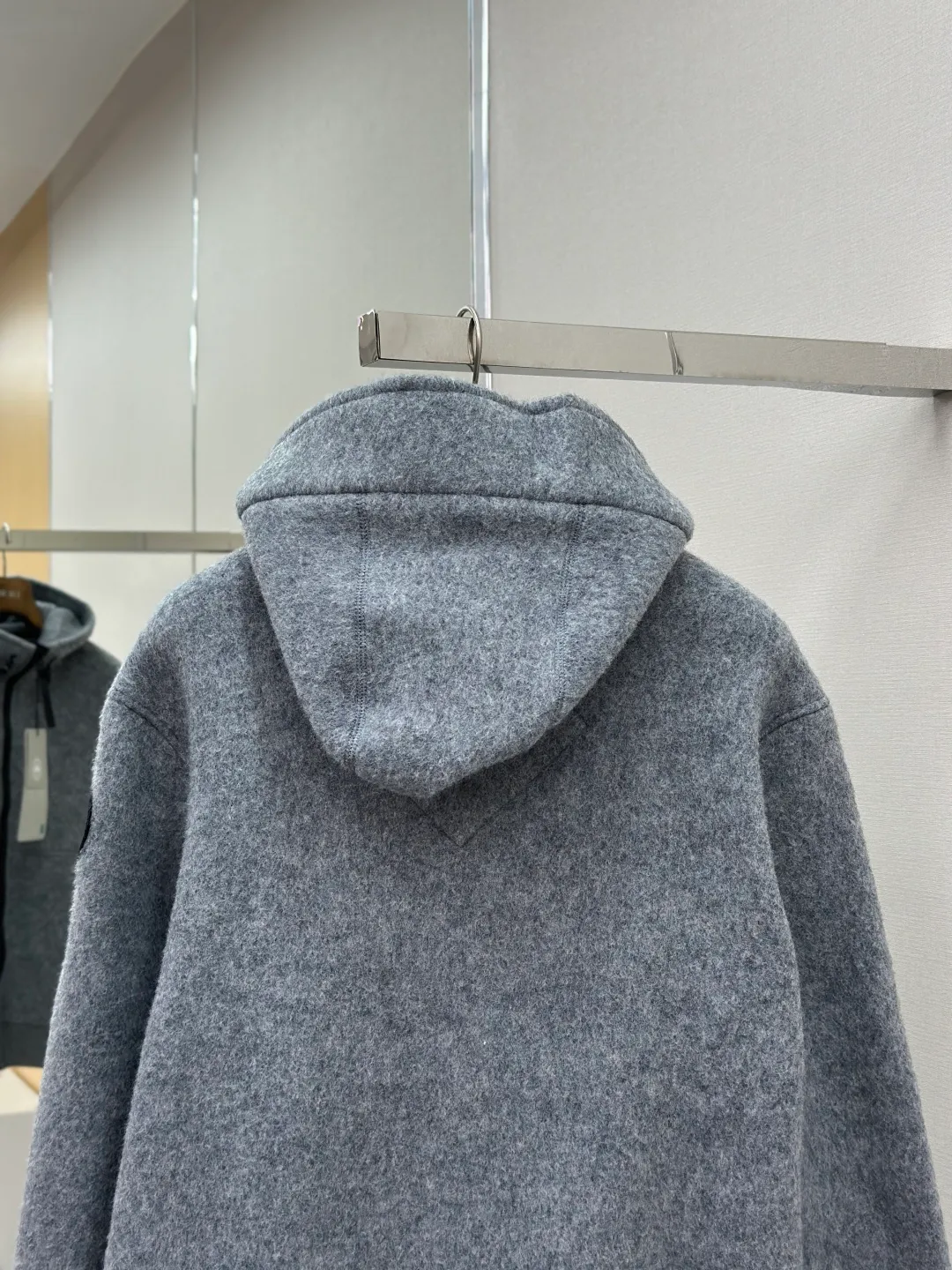P800 ￼ Canada Goose Fleece Badge Hooded Jacket Fabric selection: Wool fleece fabric blended with wool as the main body and a very small amount of spandex and polyester fiber. Wool is a core natural ingredient that provides unparalleled temperature regulation, antibacterial and anti-odor properties and a skin-friendly feel. The feeding of a small amount of spandex gives the fabric a certain degree of four-way elasticity, making it non-restrictive during daily activities. As the basis of fleece's structure, polyester fiber enhances the fabric's durability, wrinkle resistance and quick-drying properties. It contributes to the loft of the fleece and provides functions such as trapping air.  Detail 1: The sleeves and hem are closed with 2×2 ribbing. Its strong elasticity can closely fit wrists and waists of different thicknesses, forming an effective 'seal' to prevent cold wind from blowing back. It can still maintain its original shape after repeated stretching and use, and is not easy to loose and deform. And the ribbed cuffs can convey a sense of design and enhance the visual beauty.  Detail 2: The combination of hood design and elastic buckle improves warmth and windproof performance when wearing.  Accessories: Customized elastic drawstring buckle Customized zipper pendant Customized armband SIZE: S M L XL